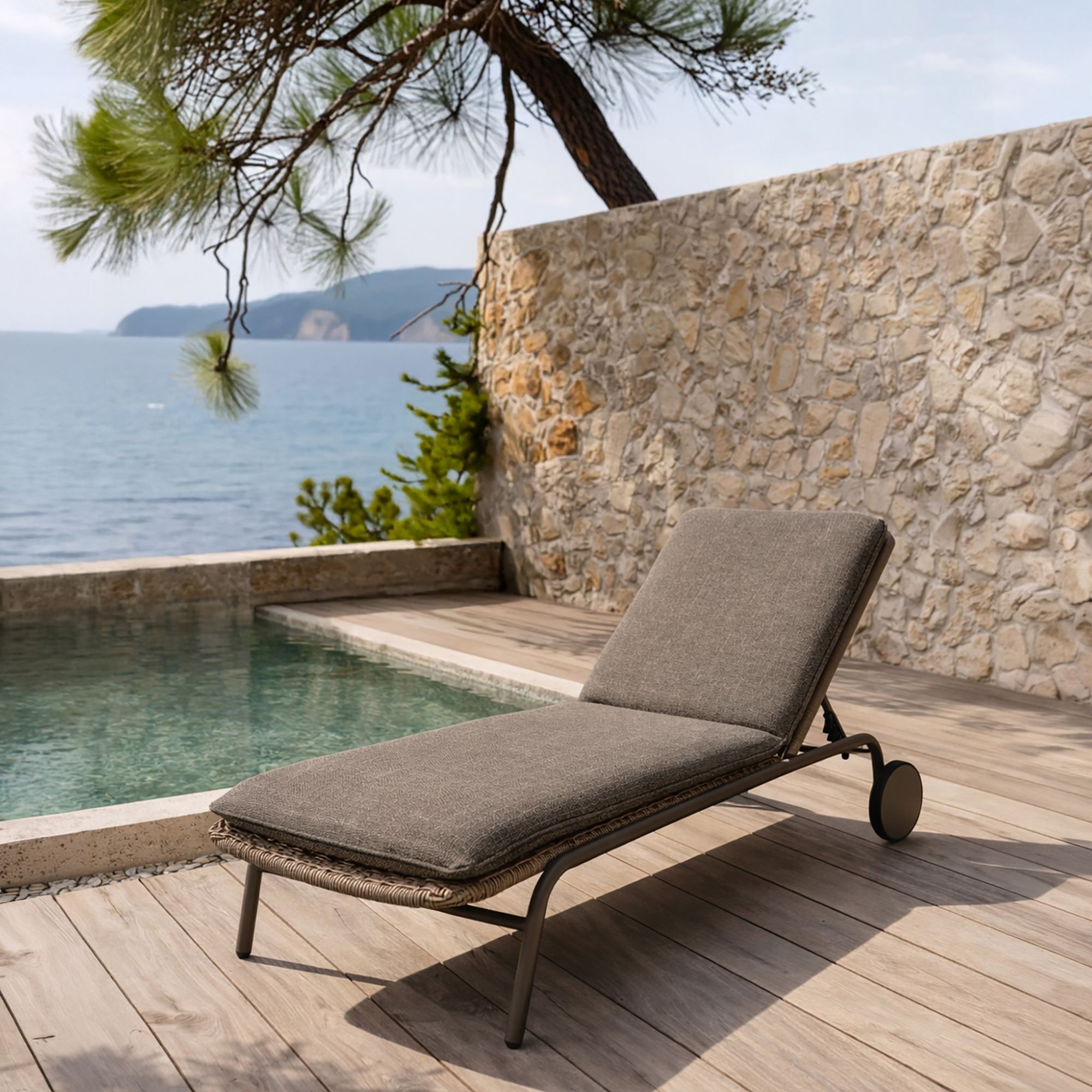 Lot de 2 chaises longues à roulettes en aluminium et tissu moka MADRAGUE