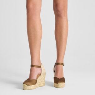 Alpargata Chiarita cuña de yute en raso con pulsera, doble plataforma y escote en V