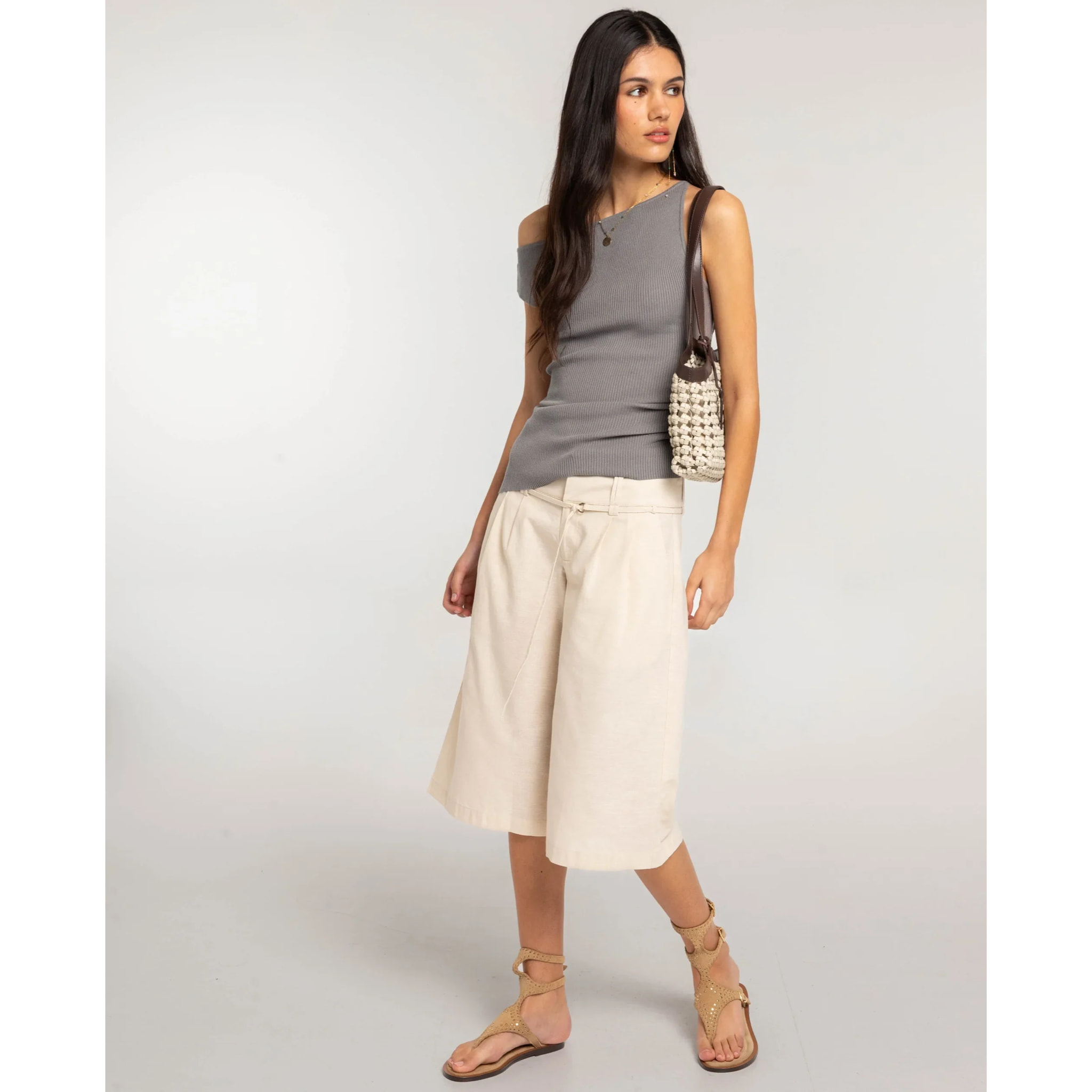 Pantalón recto tipo bermudas culotte con cinturón de mujer