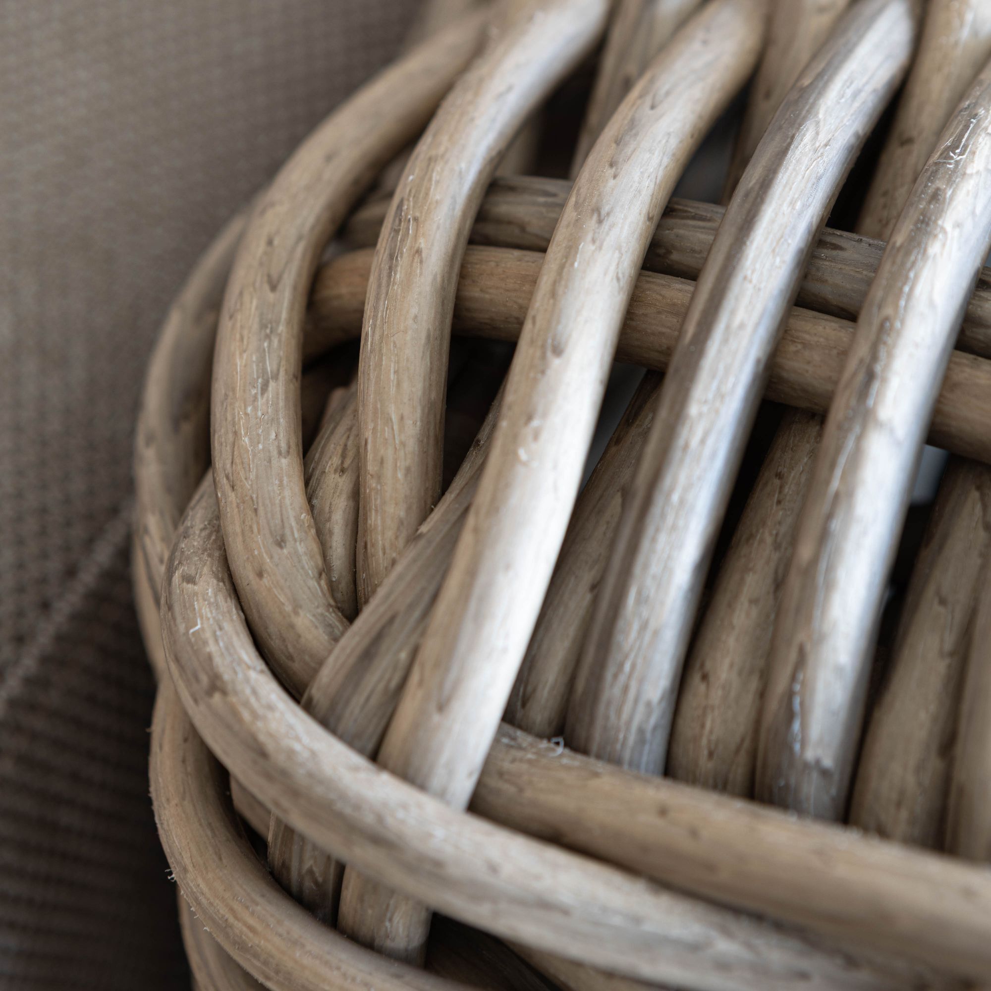 Salon de jardin 7 places en résine tressée effet rotin et coussin gris ANTIGUA