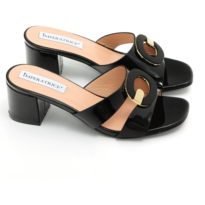 Sandali in simil pelle verniciata con tacco comodo ed applicazione sulla fascia