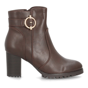 Botines de tacón con hebilla decorativa para mujer.
