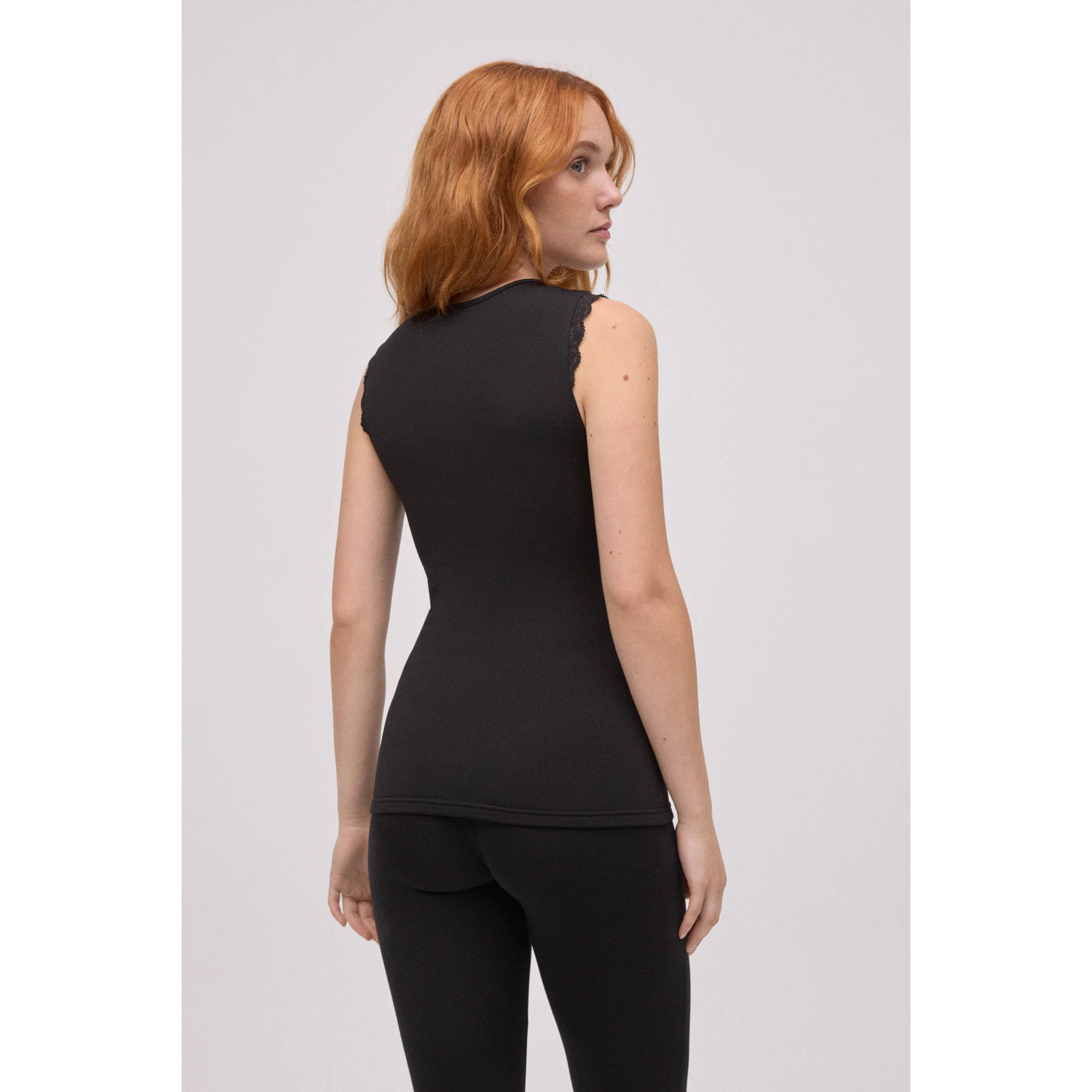 Canotta termica con scollo a V e dettagli in pizzo nero