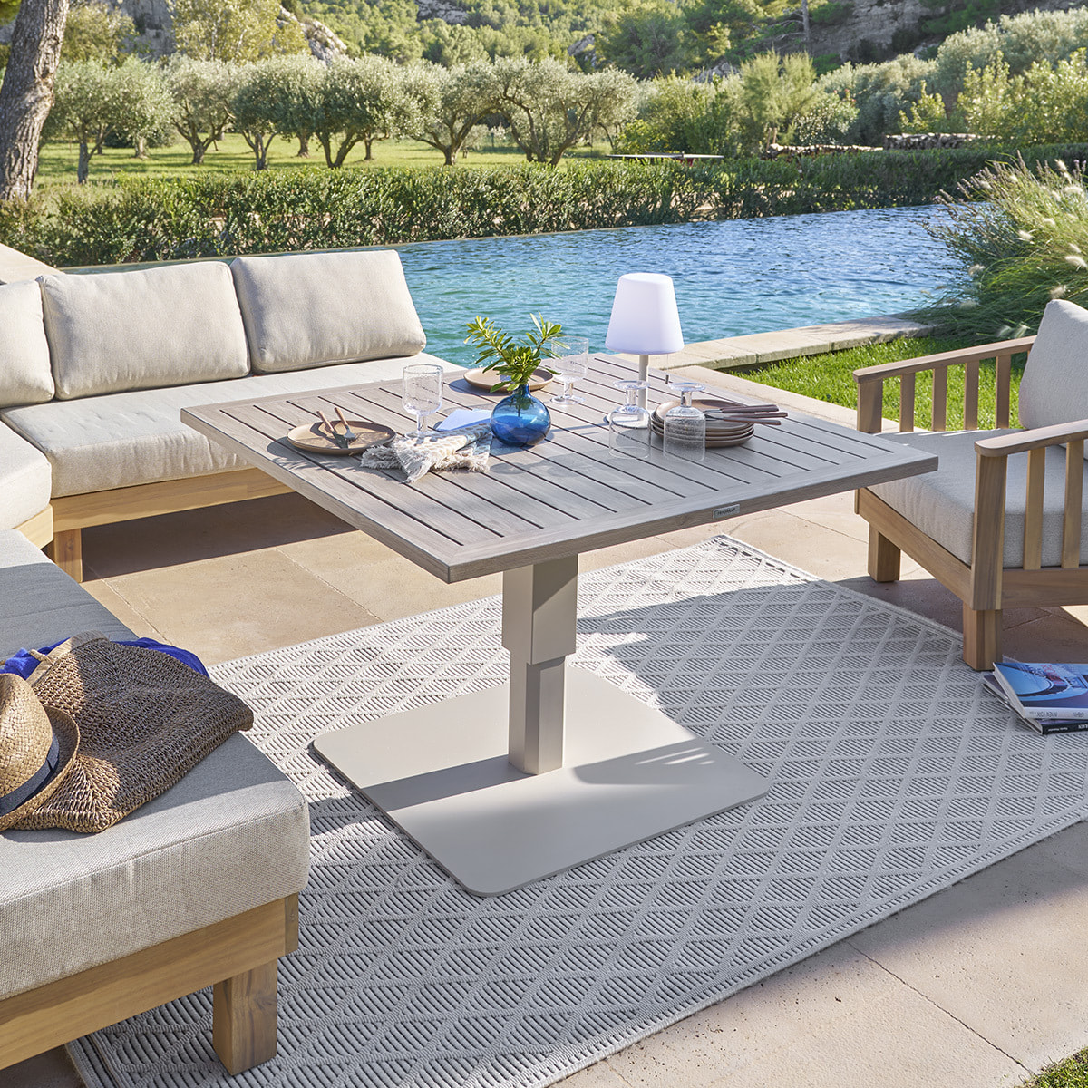 Table de jardin relevable carrée "Salimia" argile & lin 110 x 110 x 69cm en aluminium