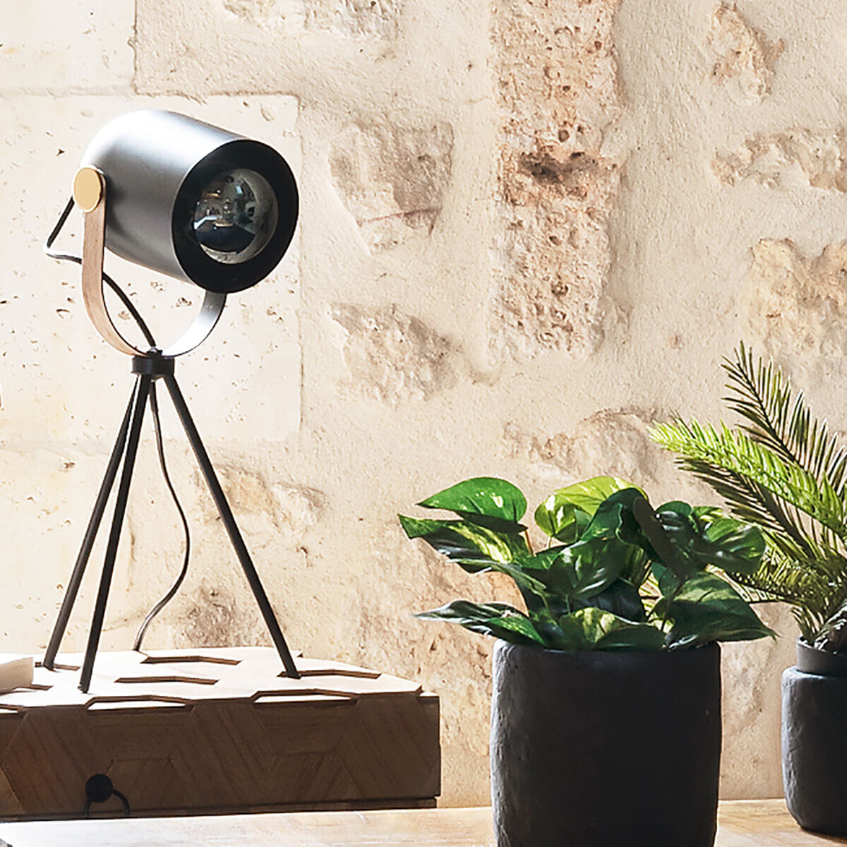 Lampe trépied "Bil" - noir - bois et doré - métal H45 cm