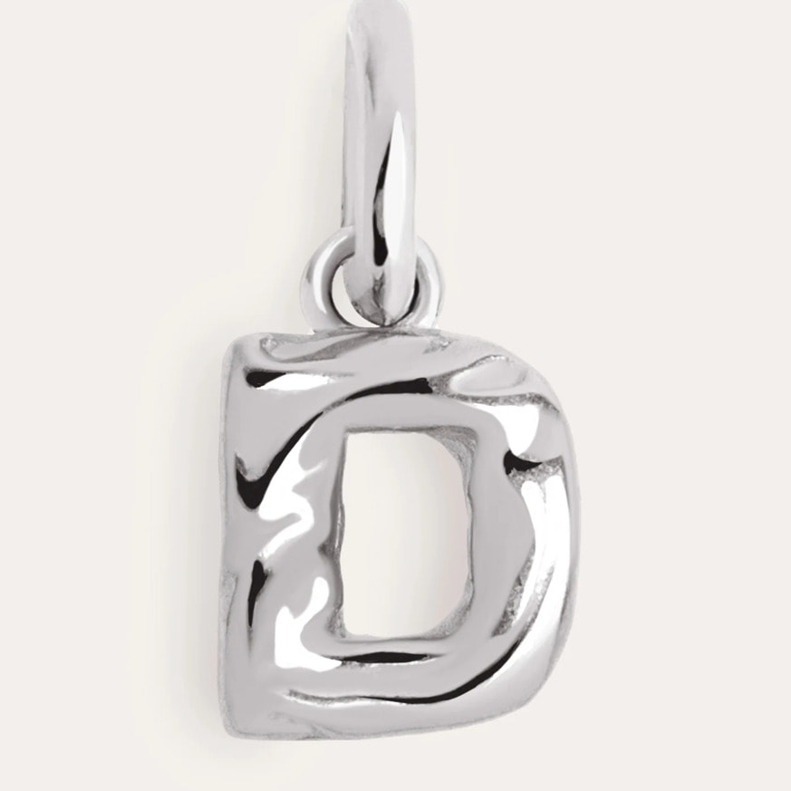 Charm Letter Organic in Argento