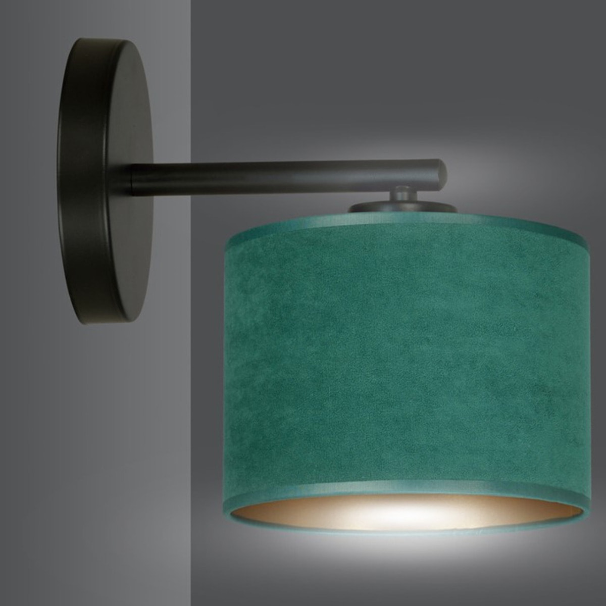 Lampada a parete Hilde in acciaio nero e tessuto vellutato verde