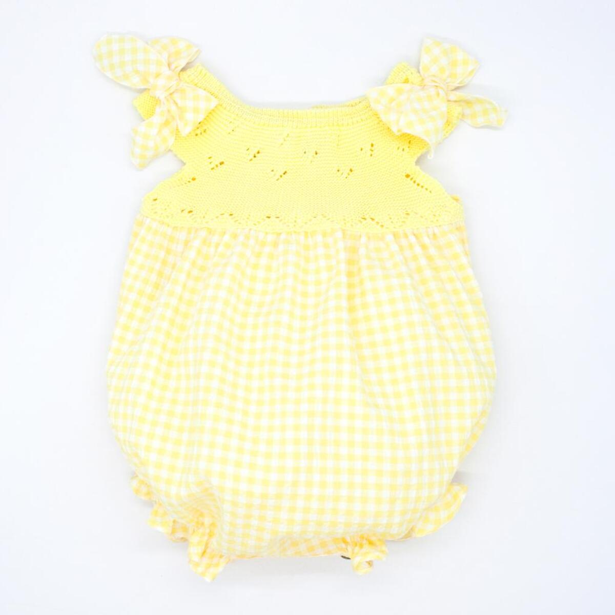 Pelele estampado vichy amarillo y cuerpo de punto, lazos en el hombro.