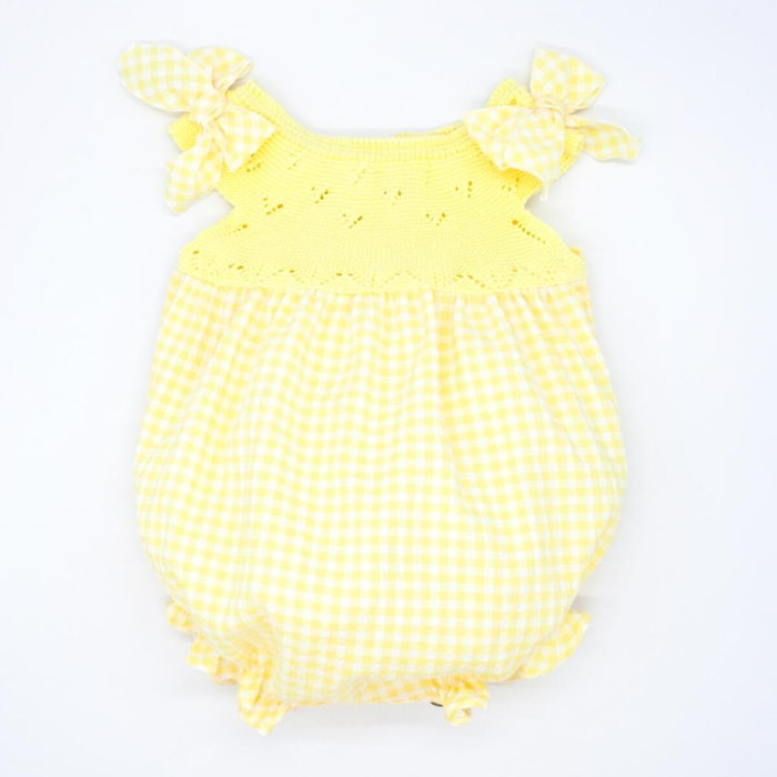 Pelele estampado vichy amarillo y cuerpo de punto, lazos en el hombro.