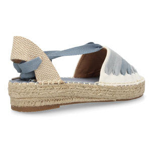 Sandalia de plataforma con cintas.