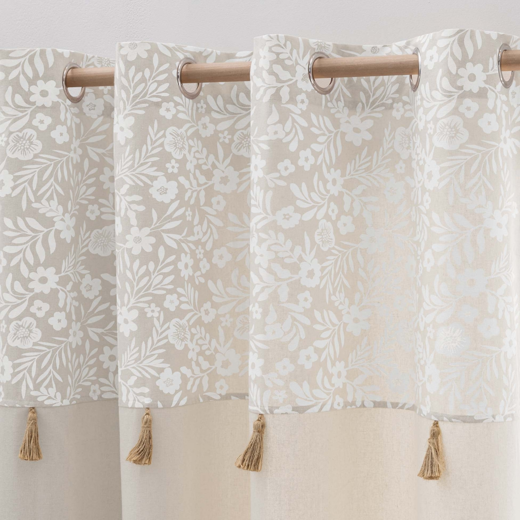 Rideau à œillets polycoton avec top floral et pompons - Naturel