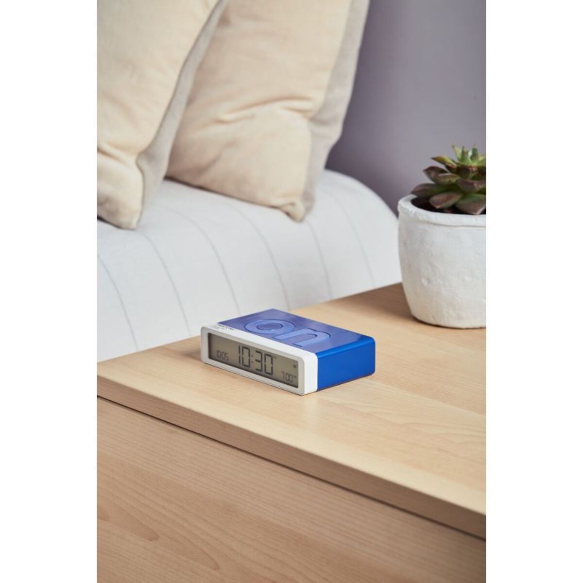 Réveil LEXON x Pantone Flip Classic Bleu