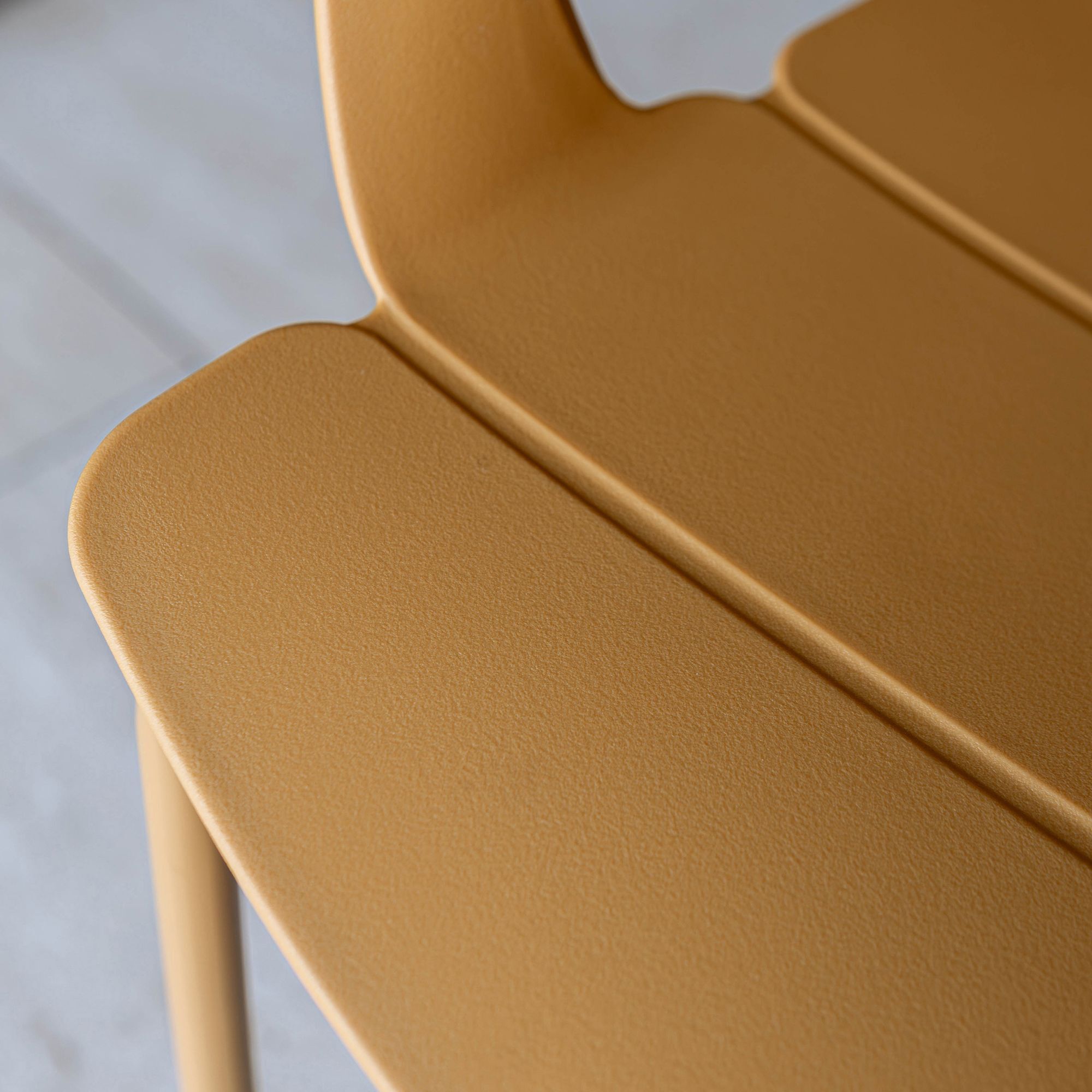 Lot de 4 fauteuils de table ocre en polypropylène et métal MONTAUK