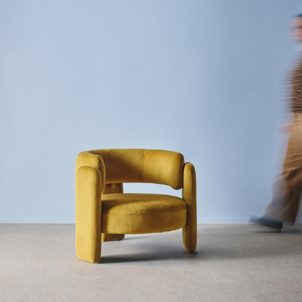 Fauteuil tripode en velours moutarde