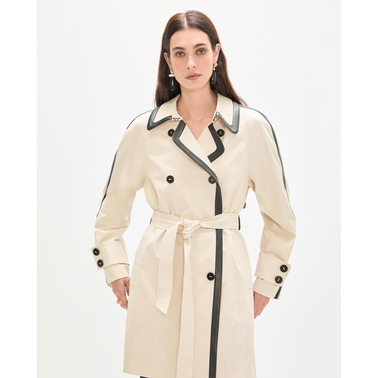 Trench con maniche raglan ed effetto pelle a contrasto