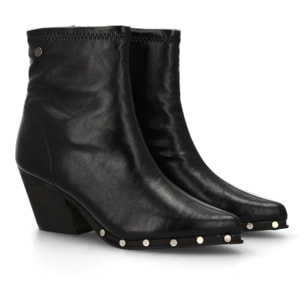 Botín de mujer con tacón y tachuelas.