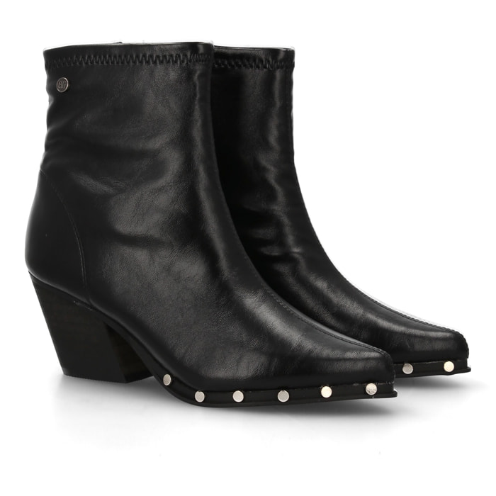 Botín de mujer con tacón y tachuelas.