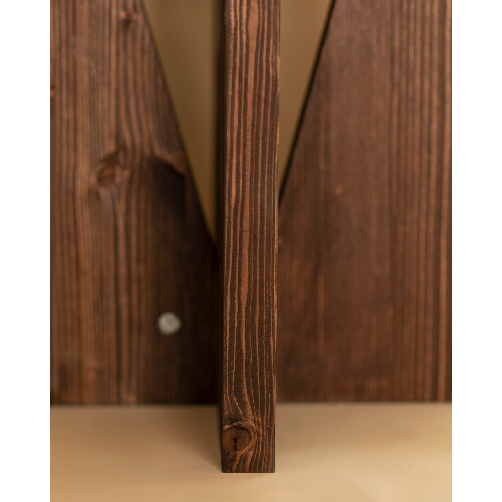 Mesita de noche de madera maciza en tono nogal de 40x40cm Alto: 40 Largo: 40 Ancho: 40