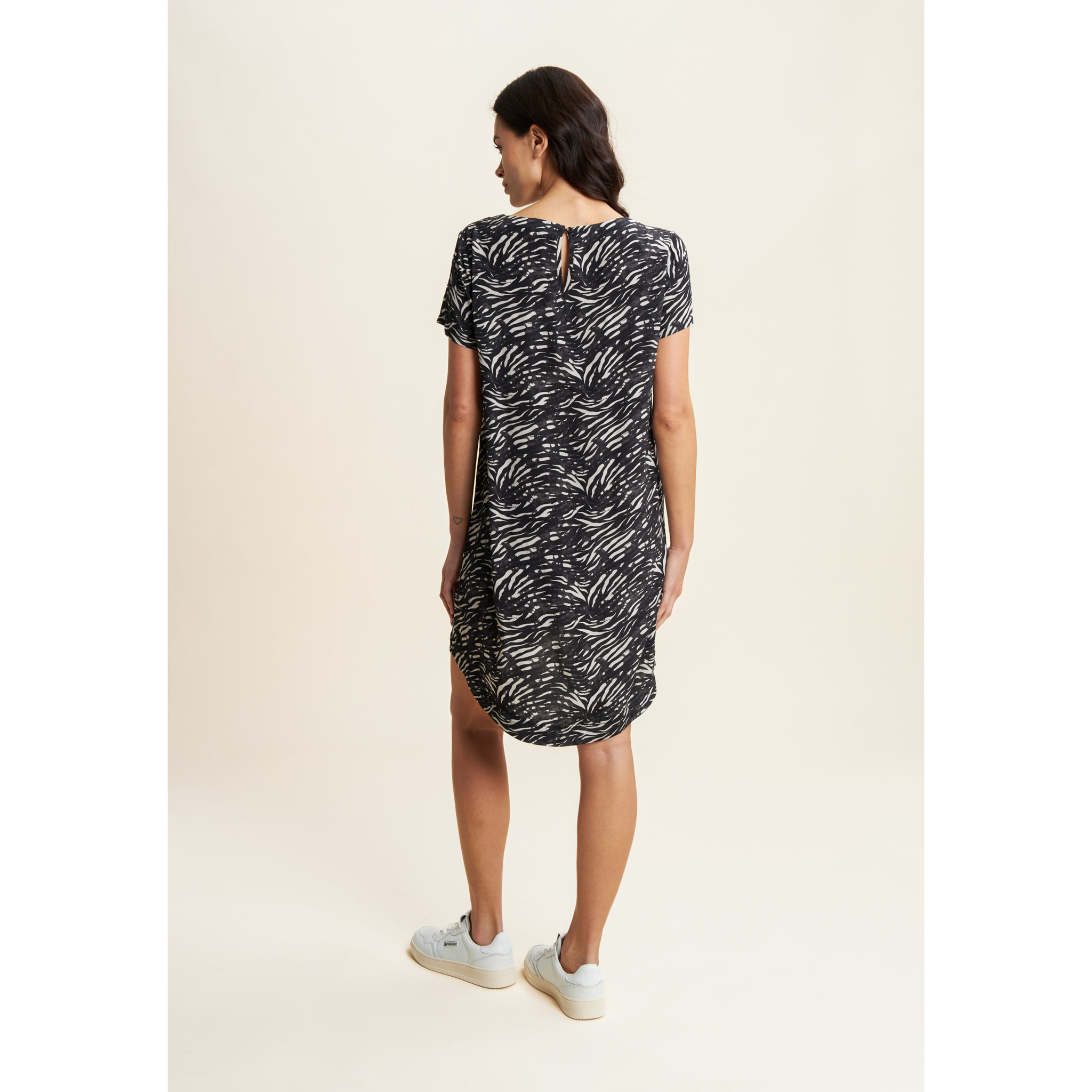 Vestito midi in viscosa animalier con maniche corte