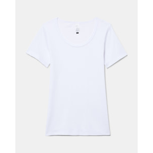 Camiseta manga corta de patrón básico con escote redondo ligeramente escotado