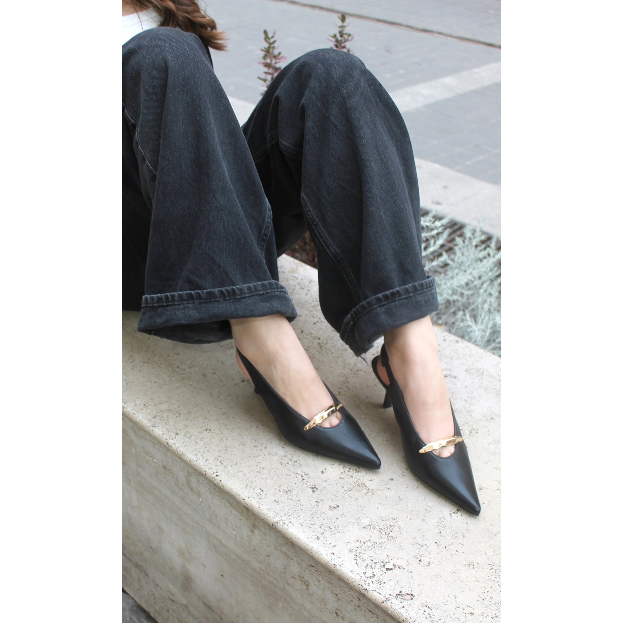Slingback con dettaglio oro e tacco spillo - NERO