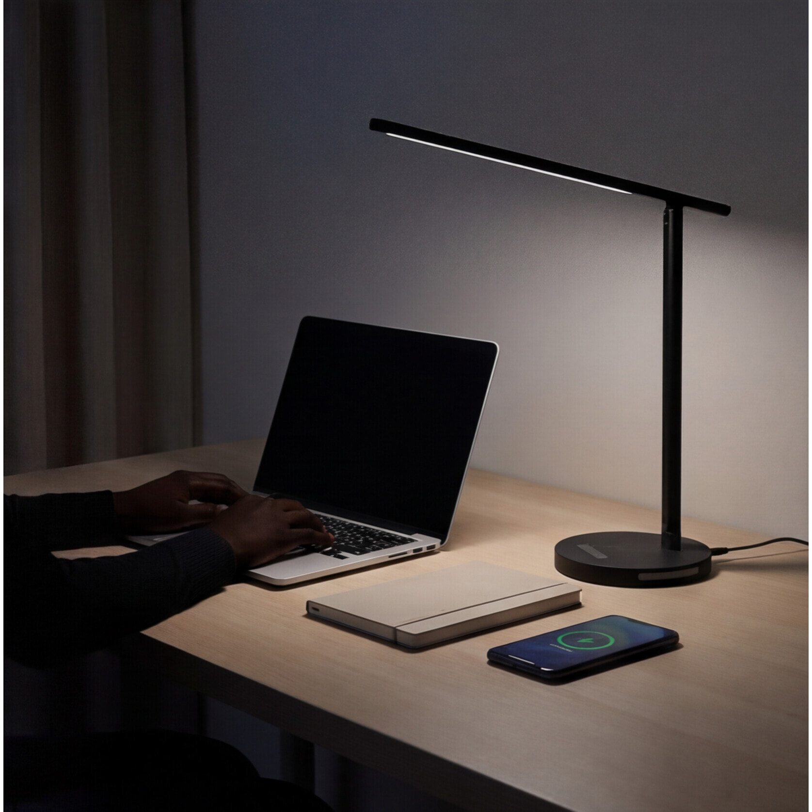 BLUCO KODA Flexo Led Regulable con Control Táctil. Lámpara de Escritorio con Cargador Inalámbrico para Móviles Negro 15W