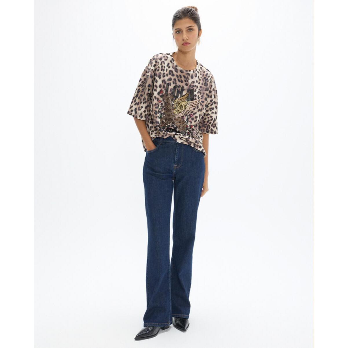 T-shirt a girocollo con stampa leopardata, caratterizzata da un disegno di un angelo leopardato in strass di vari colori.