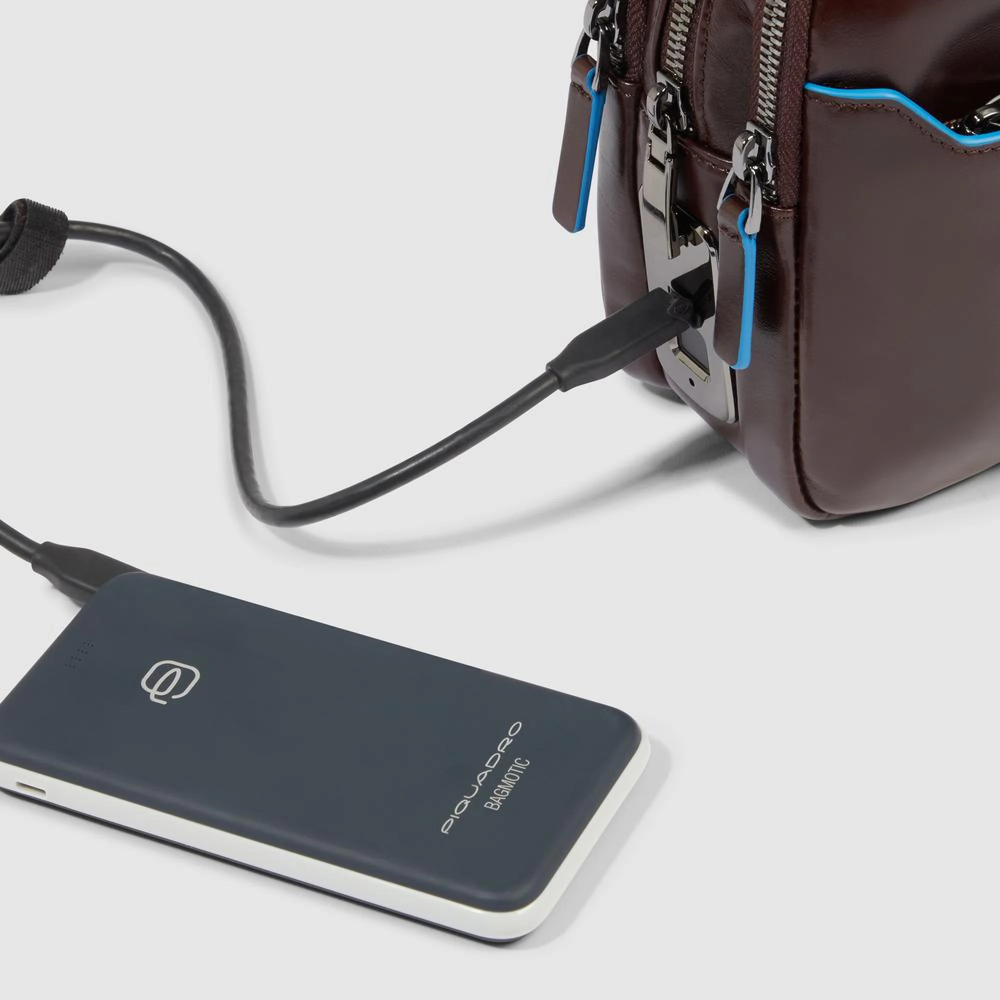 Piquadro Pochette porta iPad®mini con tracolla rimovibile e chiusura di sicurezza a impronta digitale