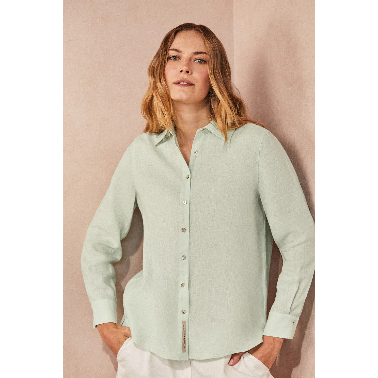 Camicia verde polvere in lino con particolare ricamato