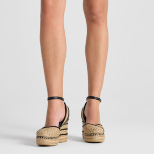 Alpargata Cova cuña forrada en yute trenzado con hebilla y escote en V