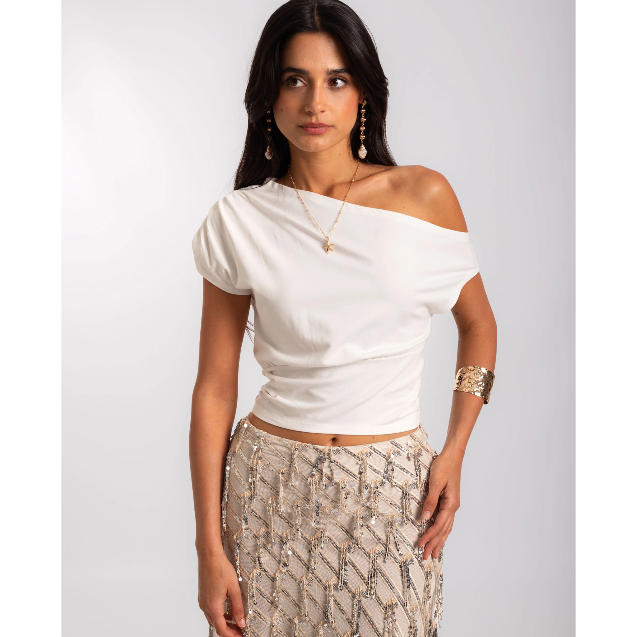 Top de mujer asimétrico con corte crop ajustado.