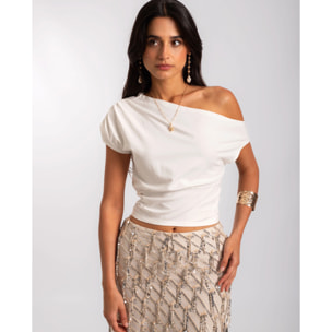 Top de mujer asimétrico con corte crop ajustado.