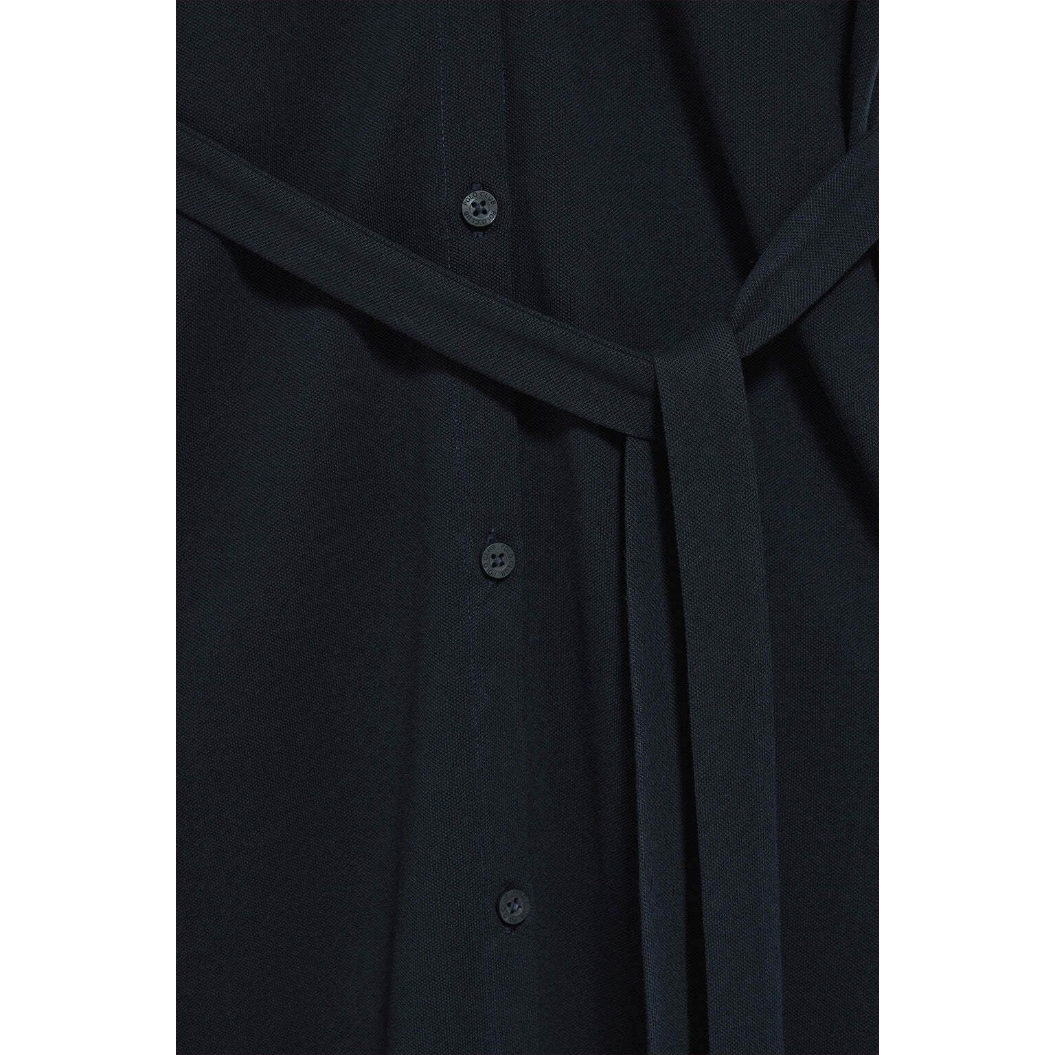 Vestido azul marino sin mangas abotonado con monograma bordado