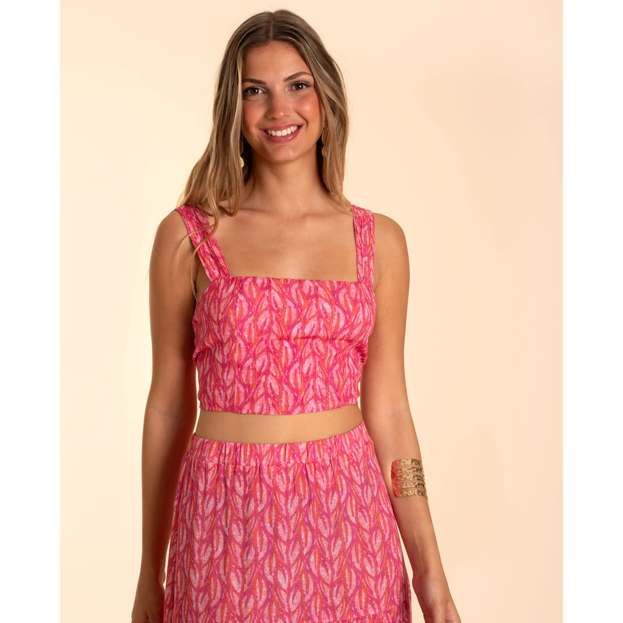 Blusa de mujer lazada en espalda y tirantes.