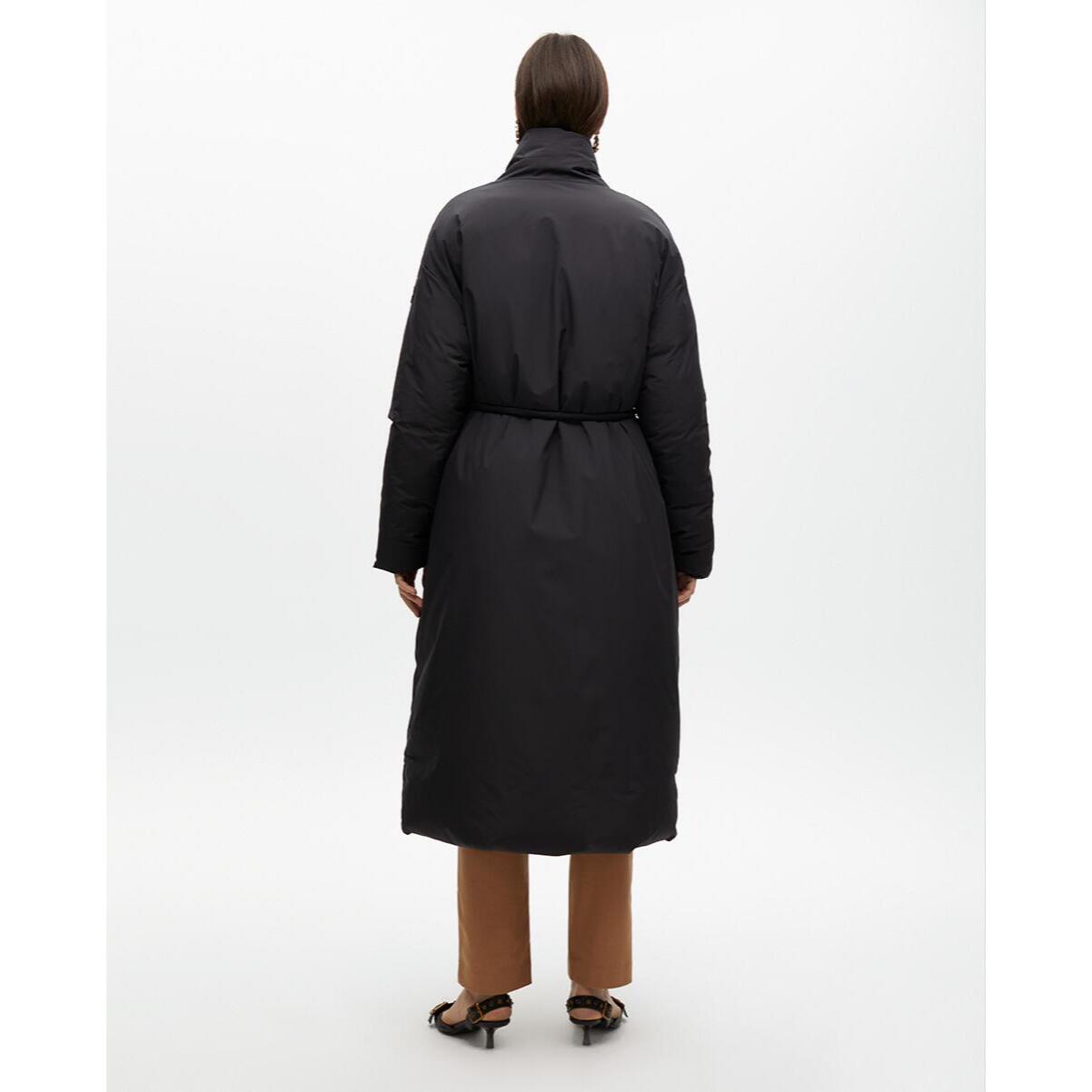 Cappotto imbottito con cintura e collo avvolgente