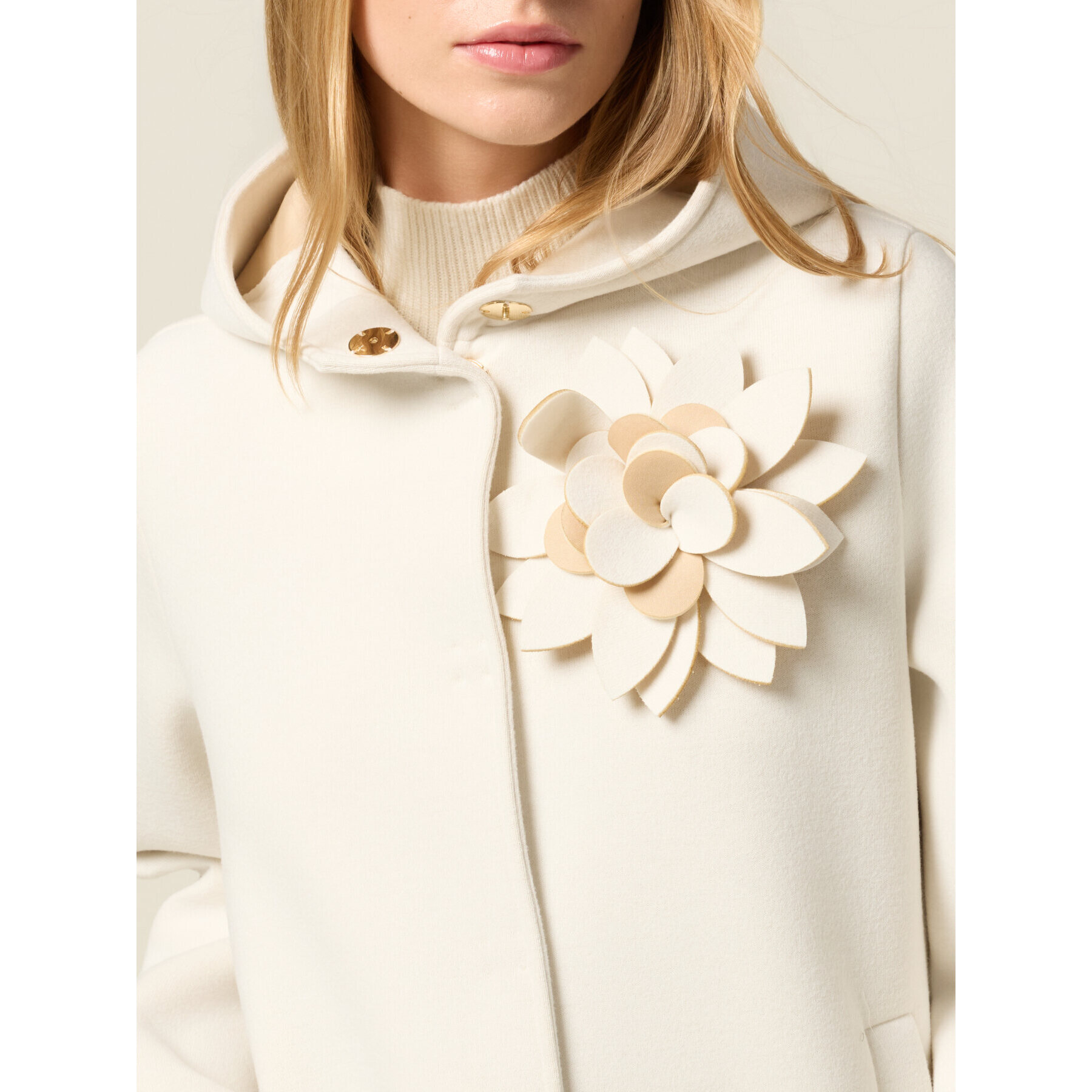 Oltre - Cappotto corto in tessuto scuba con spilla - Bianco