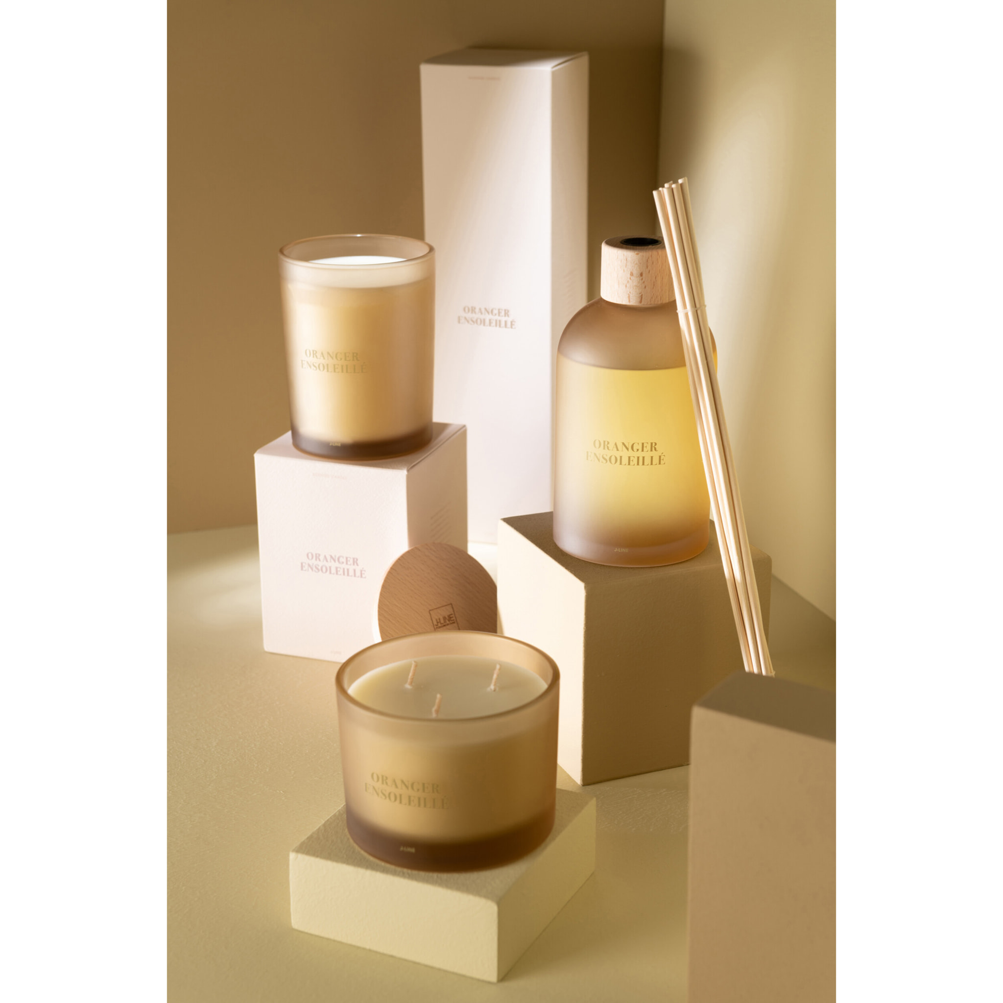 J-Line bougie parfumée Accords Essentiels - Oranger Ensoleillé - jaune - 38H