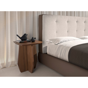 Cama Angel Cerdá capitoné de matrimonio con cabecero en tela en blanco roto y estructura de polipiel en marrón y patas de acero inoxidable en negro 199x224x98cm
