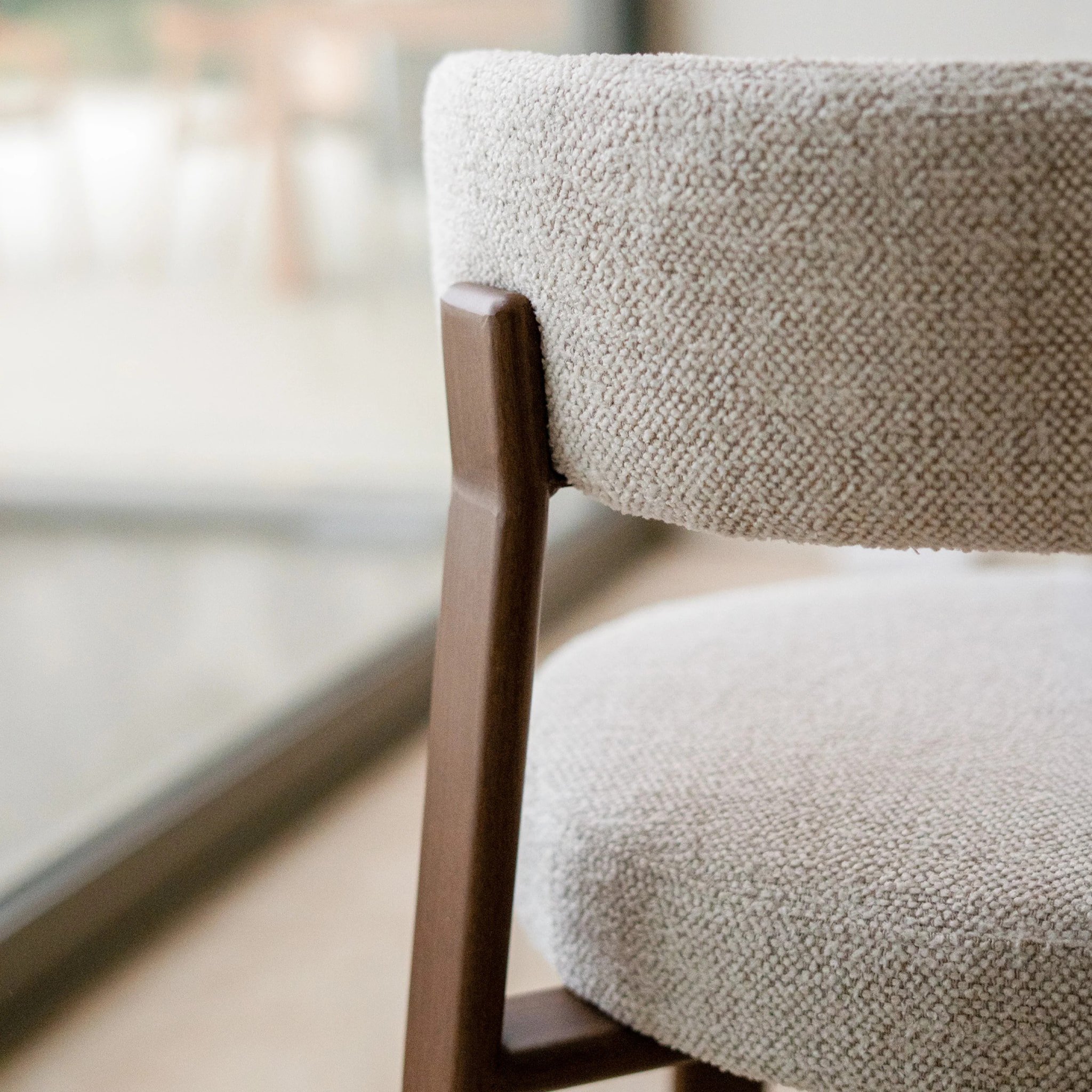 Lot de 2 chaises en tissu texturé greige, pieds en métal - Aura