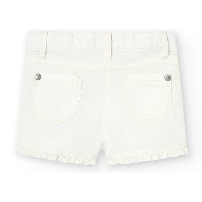 Shorts en blanco con bolsillos y bordado