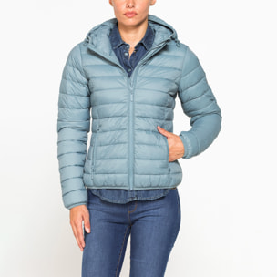 GIUBBOTTO RESISTENTE ALLA PIOGGIA CON IMBOTTITURA ULTRA LEGGERA. Vestibilità regolare.