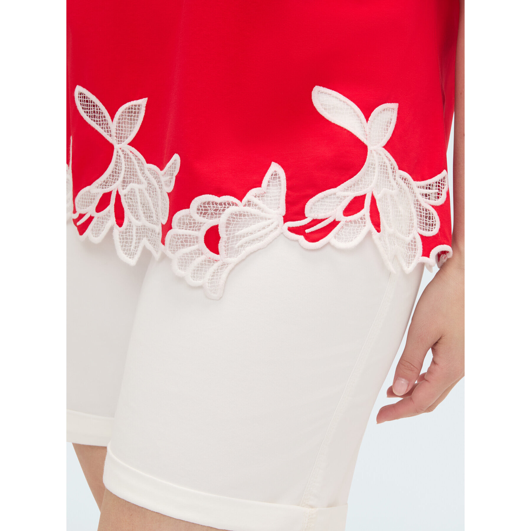 Fiorella Rubino - T-shirt in cotone con ricami floreali - Rosso