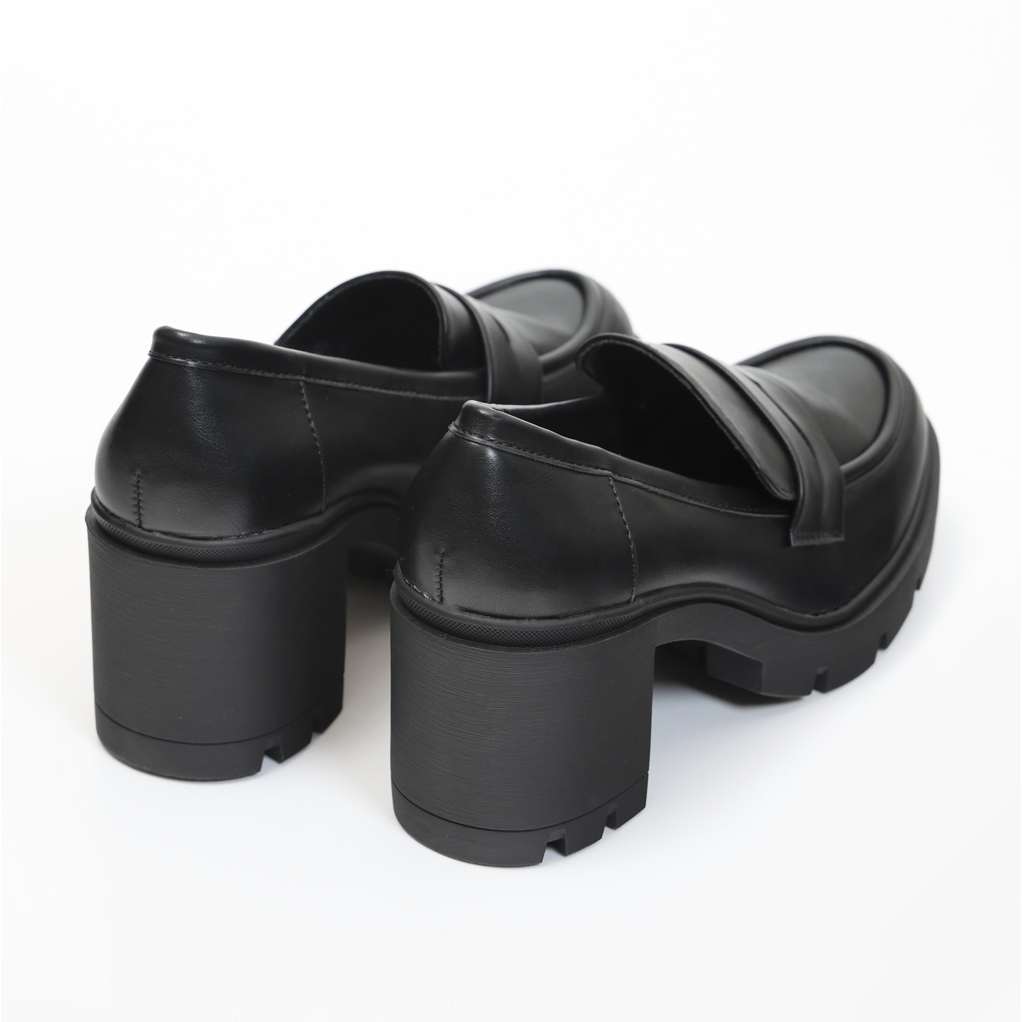 Mocassini in simil pelle con tacco comodo