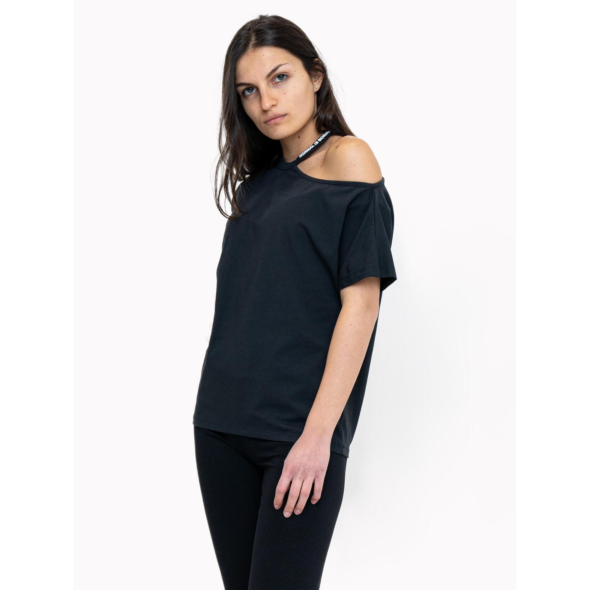 Camiseta de mujer blanca y negra de un solo hombro