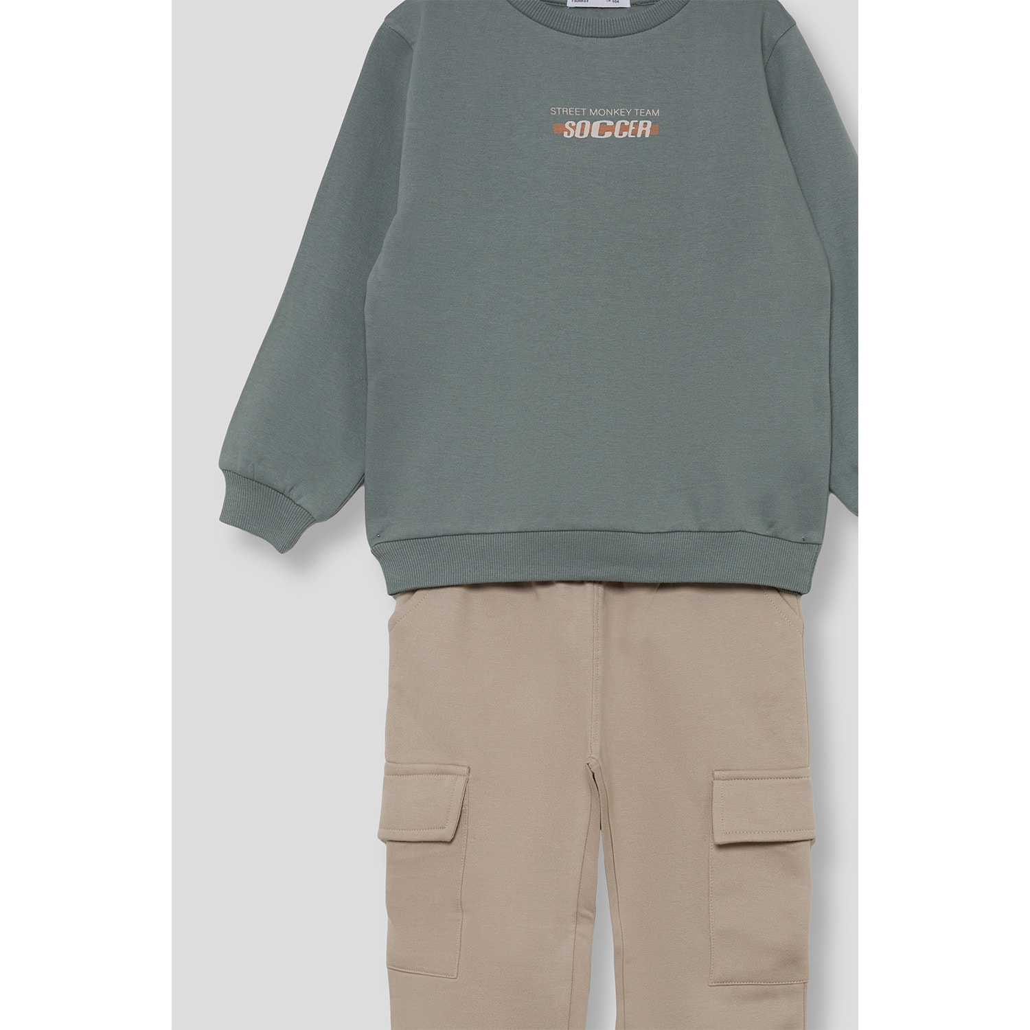 Conjunto niño sudadera verde y beige y pantalón jogger cargo, estampado Soccer y bolsillos laterales | Color: Verde pardo | Street Monkey