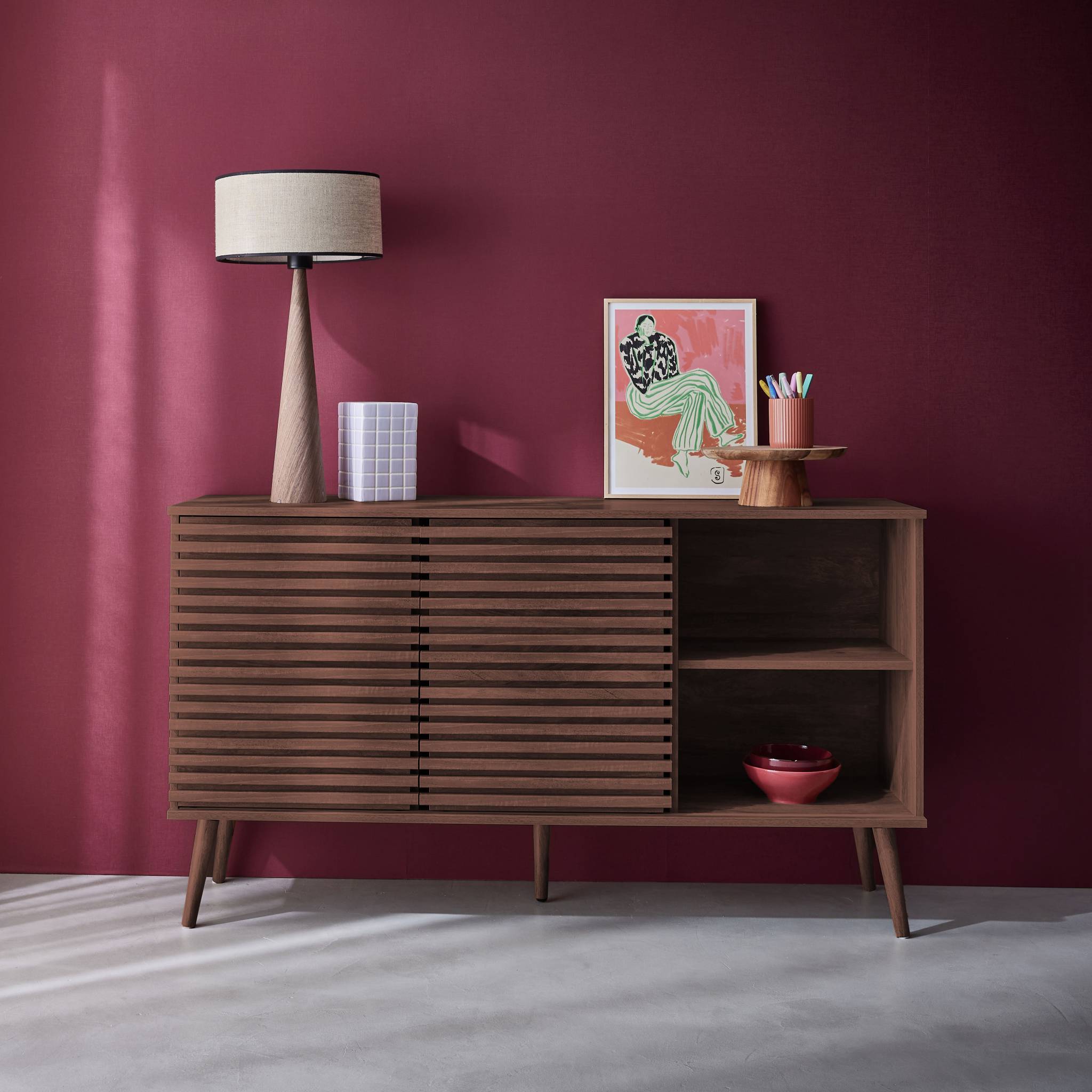 Buffet scandinave décor bois noyer avec 2 portes coulissantes rainurées et 4 étagères. buffet bas. L 140cm
