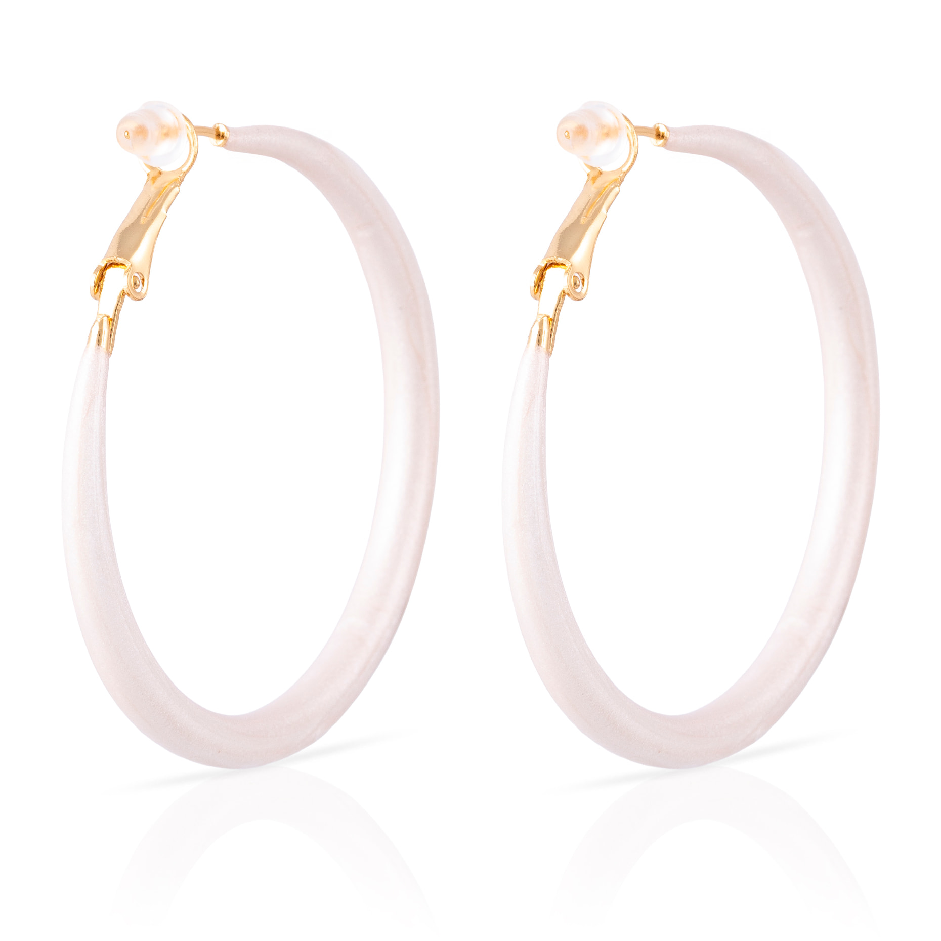 Pendientes de aro liso de cobre con recubrimiento electroplateado color blanco, 50 mm, cierre catalán de plata de ley 925 con acabado dorado electroplateado.