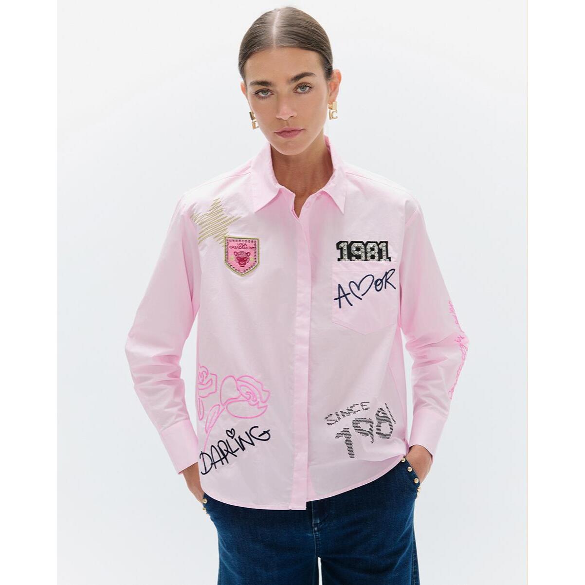 Camicia in popeline con dettagli e applicazioni.