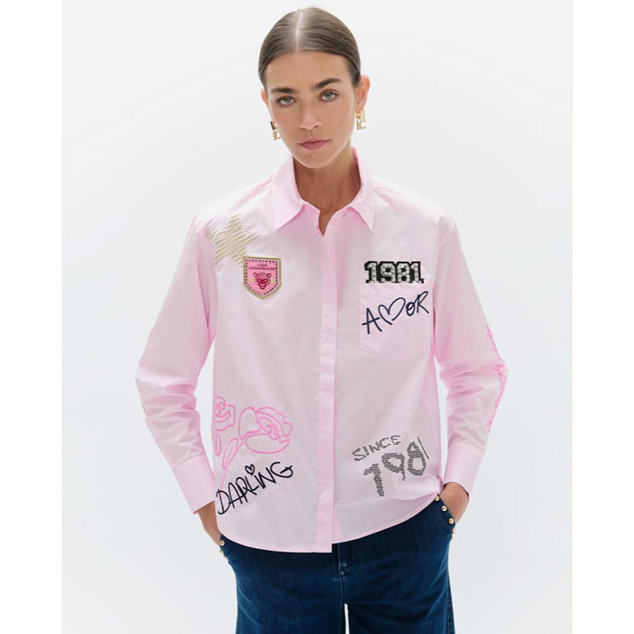 Camicia in popeline con dettagli e applicazioni.