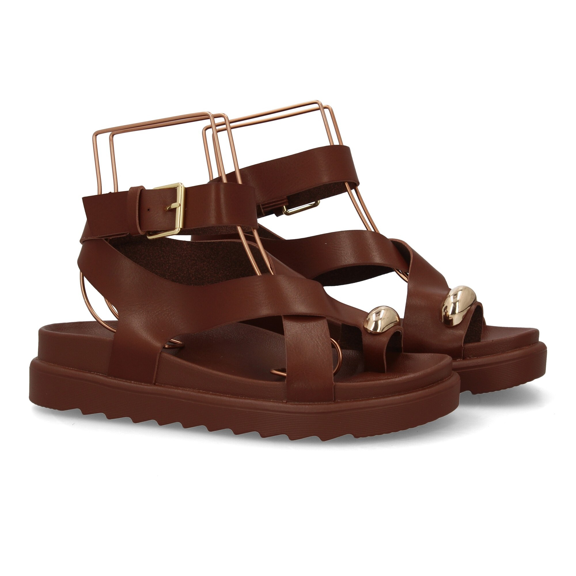 Sandalias cómodas de tiras mujer con adorno metálico.